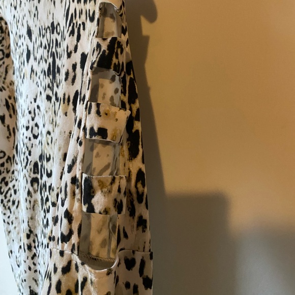 By & By Cheetah Loose Fitting Flattering Top 3/4 Sleeve Size Medium Womens - Picture 8 of 8